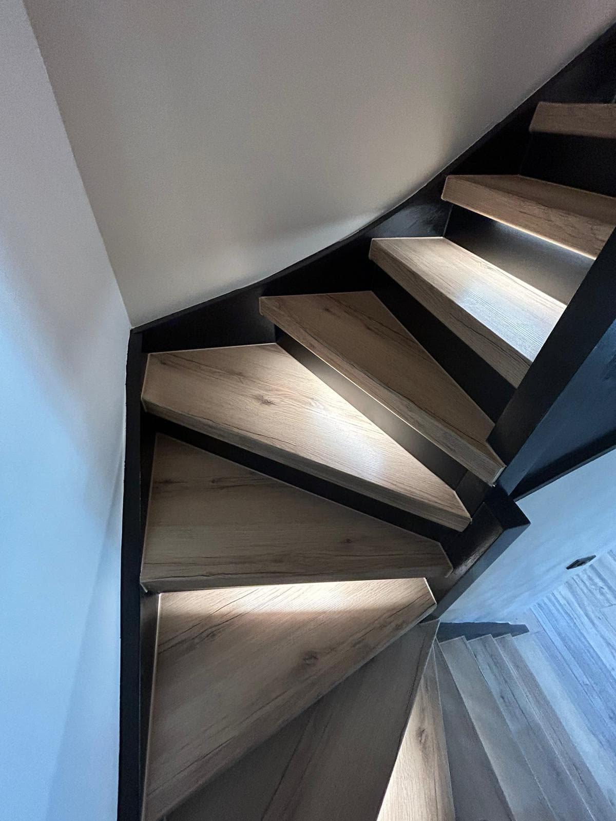 ESCALIERS ECLAIRAGE | L’Atelier Des Marches Pose de garde-corps et accessoires d’escaliers à proximité de Marseille et Aubagne Allauch 31