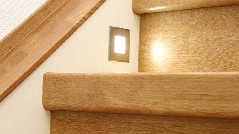 Comment nous installons un nez de marche seullet&eacute; sur la derni&egrave;re marche d’un escalier La Ciotat
