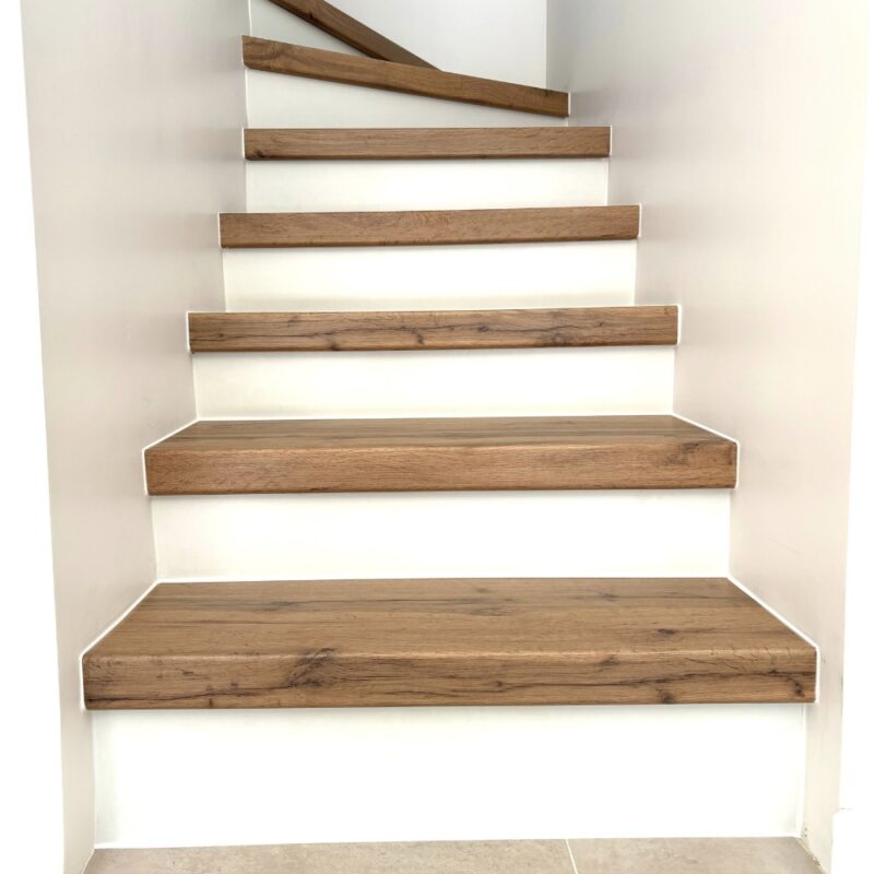 L’habillage des contremarches : allier esth&eacute;tique et s&eacute;curit&eacute; pour votre escalier Istres