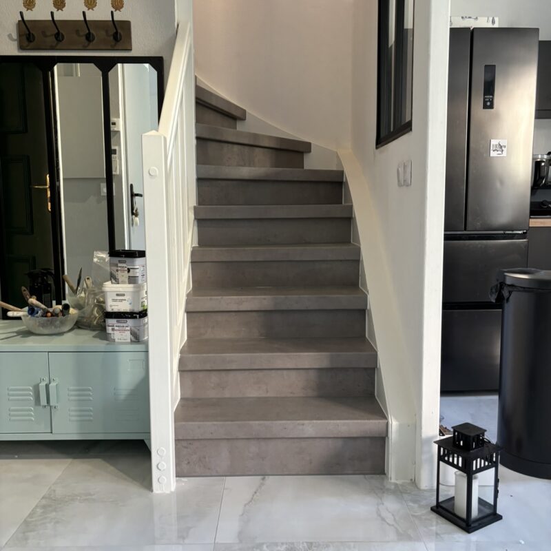 🏡 L&rsquo;Habillage d&rsquo;Escalier Effet B&eacute;ton : L&rsquo;Alliance du Brut et du Moderne 🏗️✨ Gardanne